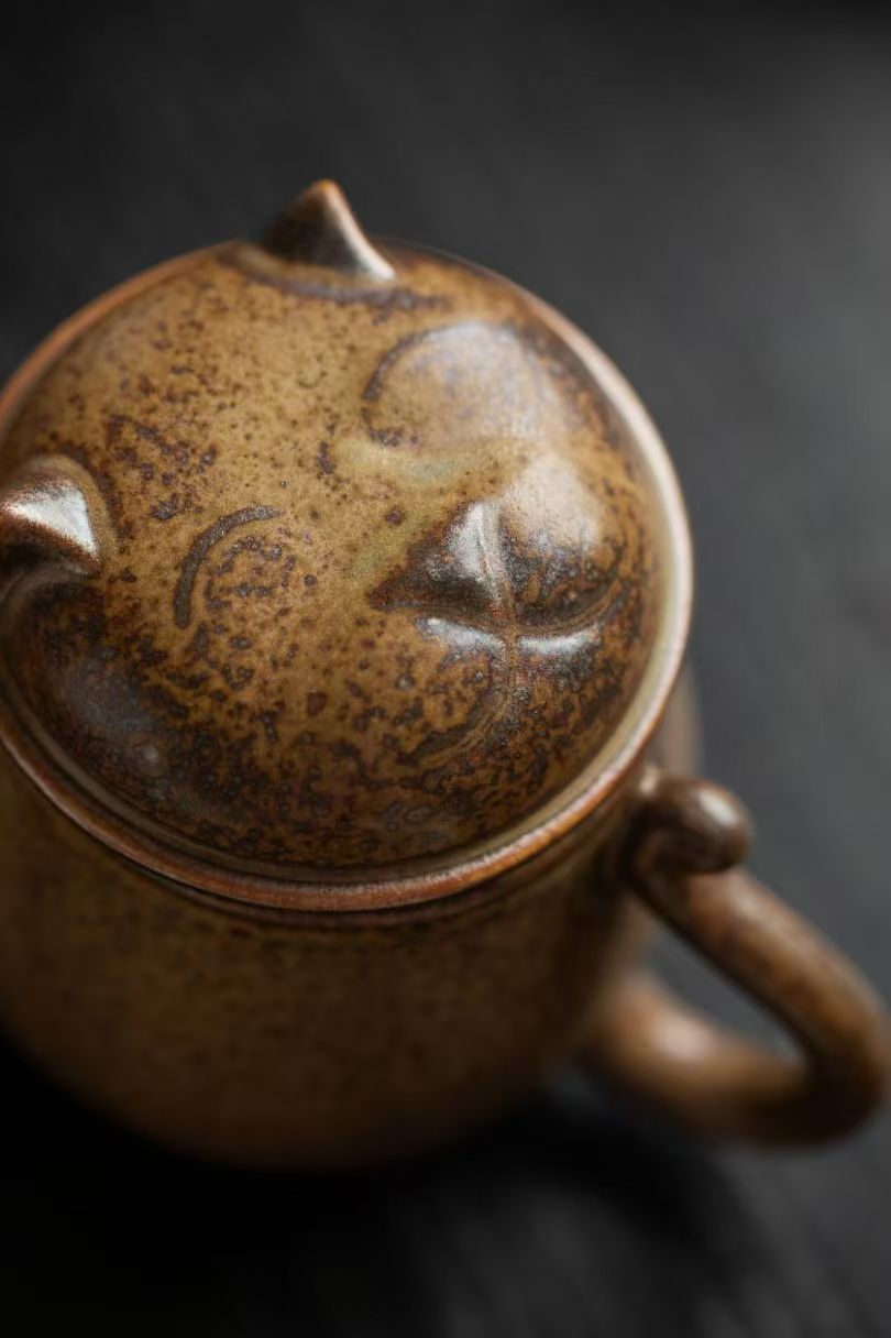 Kiln Whisker Amber Tabby — Handcrafted Jingdezhen Reactive Glaze Lidded Mug