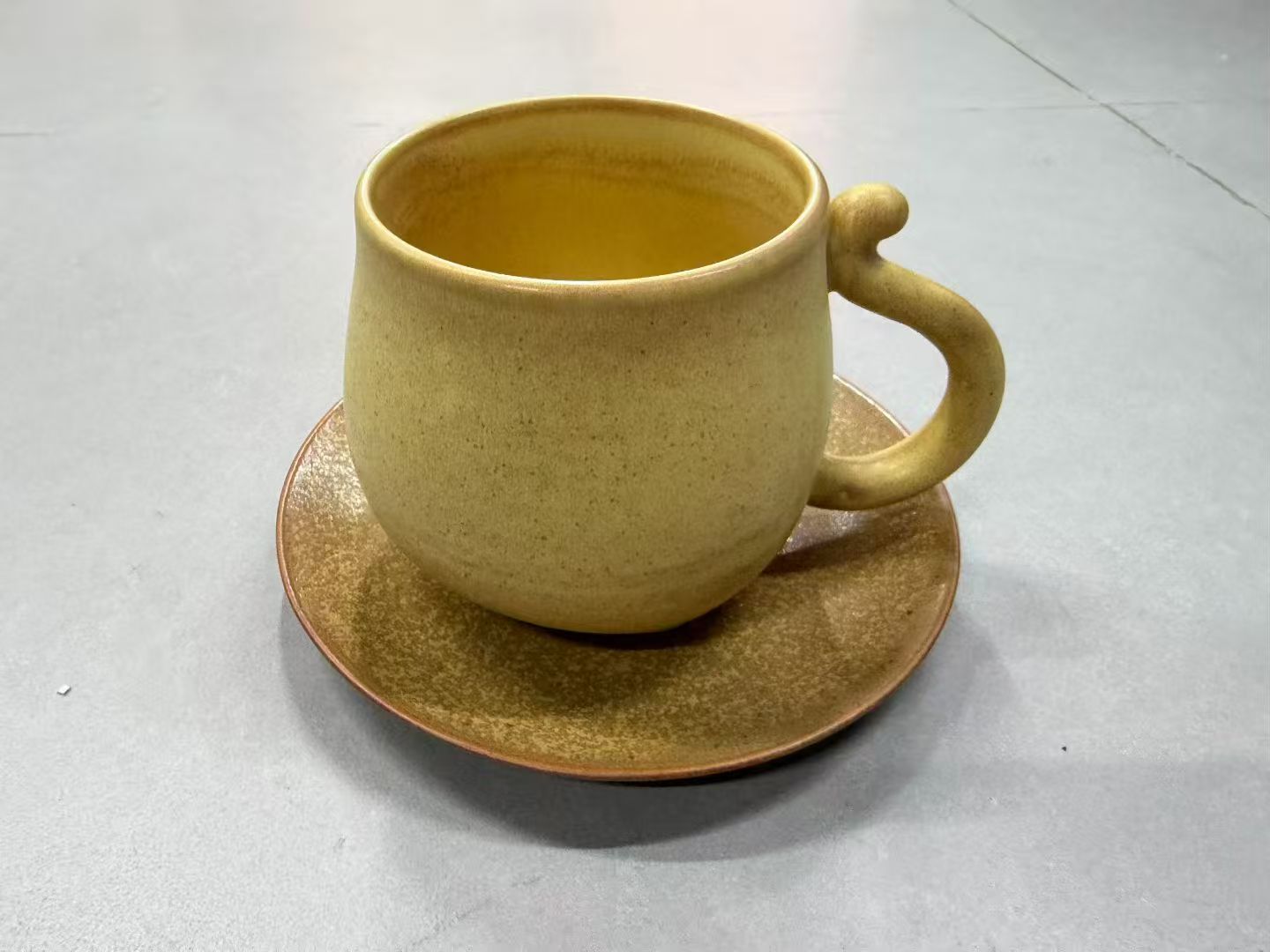 Sunny Kiln Pebble — Jingdezhen Hand-Thrown Mustard Yellow Mug & Saucer Set