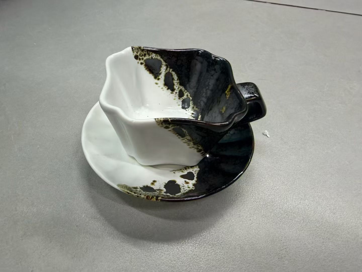Tuxedo Ink Bloom — Jingdezhen Split-Glaze Fluted Pour-Over Dripper Set