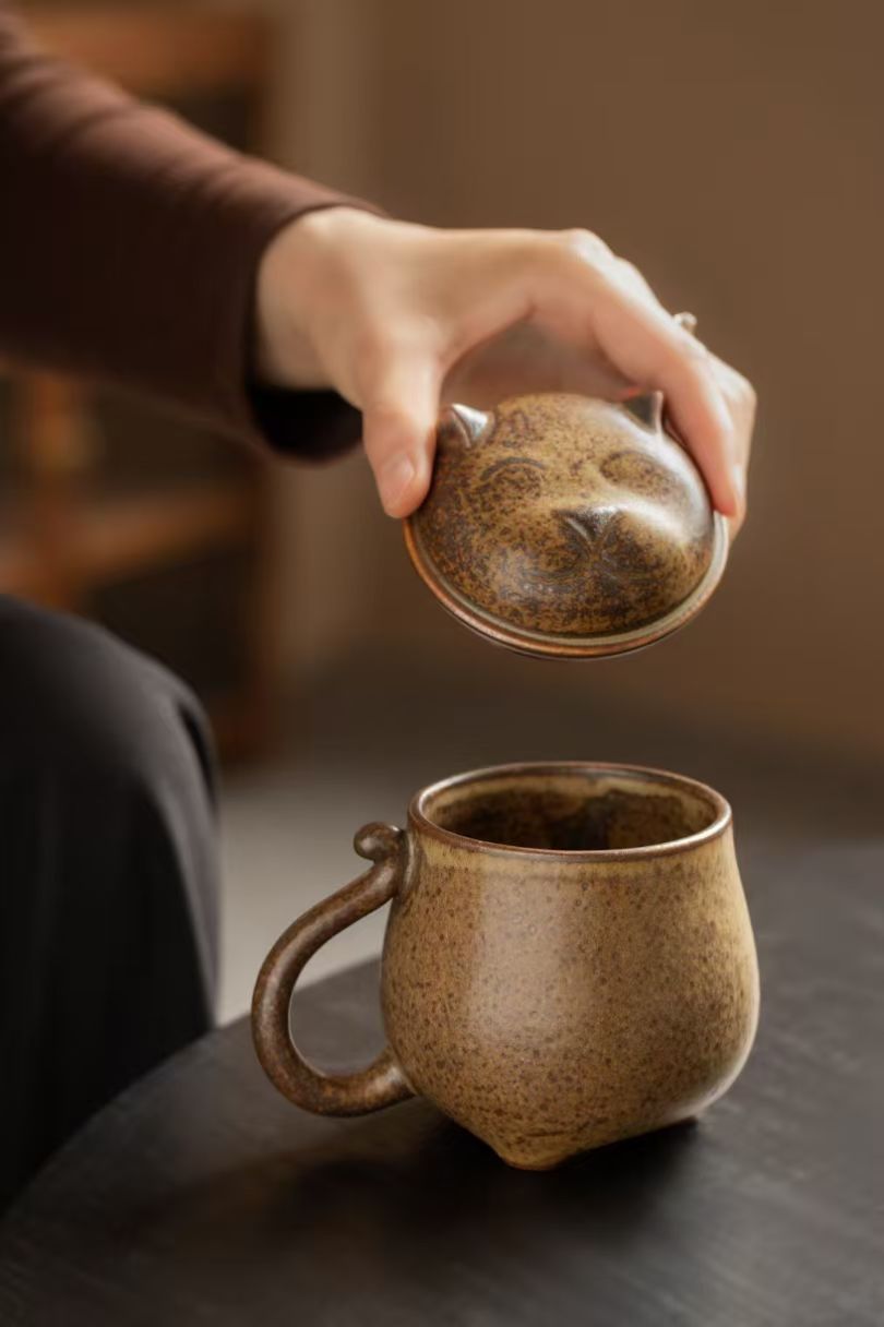 Kiln Whisker Amber Tabby — Handcrafted Jingdezhen Reactive Glaze Lidded Mug